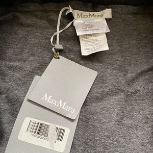 Max Mara cashmere wrap in gray color with gray fur and tassels.
